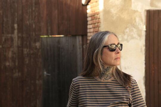 Best Ager Model, Frau im besten Alter mit Sonnenbrille, Portr&auml;t, Portrait, Holzt&uuml;r, Nahaufnahme, Female, Silver Sister, 50 Plus, Close up