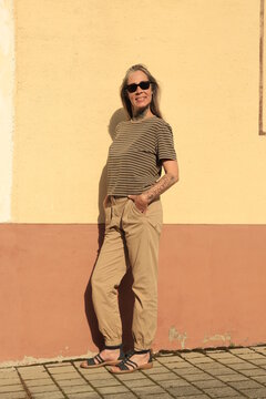Best Ager Model, Frau im besten Alter mit Sonnenbrille, Ganzk&ouml;rperfoto, Totale, Full Shot, Female, Silver Sister, 50 Plus