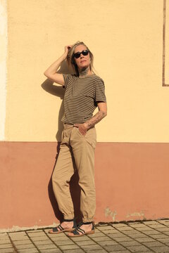 Best Ager Model, Frau im besten Alter mit Sonnenbrille, Ganzk&ouml;rperfoto, Totale, Full Shot, Female, Silver Sister, 50 Plus