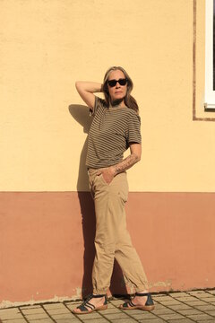 Best Ager Model, Frau im besten Alter mit Sonnenbrille, Ganzk&ouml;rperfoto, Totale, Full Shot, Female, Silver Sister, 50 Plus