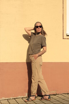Best Ager Model, Frau im besten Alter mit Sonnenbrille, Ganzk&ouml;rperfoto, Totale, Full Shot, Female, Silver Sister, 50 Plus