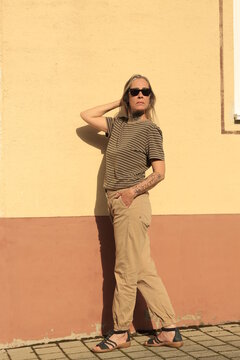 Best Ager Model, Frau im besten Alter mit Sonnenbrille, Ganzk&ouml;rperfoto, Totale, Full Shot, Female, Silver Sister, 50 Plus