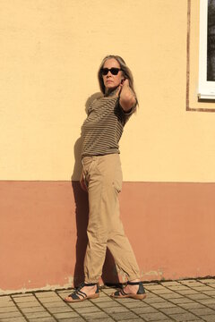 Best Ager Model, Frau im besten Alter mit Sonnenbrille, Ganzk&ouml;rperfoto, Totale, Full Shot, Female, Silver Sister, 50 Plus