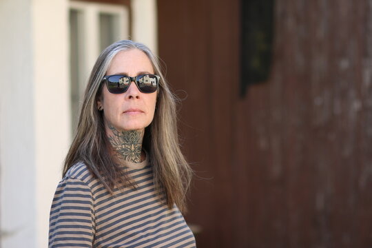 Best Ager Model, Frau im besten Alter mit Sonnenbrille, Portr&auml;t, Portrait, Holzt&uuml;r, Nahaufnahme, Female, Silver Sister, 50 Plus, Close up