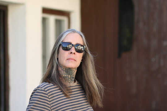 Best Ager Model, Frau im besten Alter mit Sonnenbrille, Portr&auml;t, Portrait, Holzt&uuml;r, Nahaufnahme, Female, Silver Sister, 50 Plus, Close up