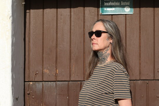 Best Ager Model, Frau im besten Alter mit Sonnenbrille, Portr&auml;t, Portrait, Holzt&uuml;r, Nahaufnahme, Female, Silver Sister, 50 Plus, Close up