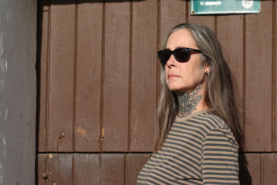 Best Ager Model, Frau im besten Alter mit Sonnenbrille, Portr&auml;t, Portrait, Holzt&uuml;r, Nahaufnahme, Female, Silver Sister, 50 Plus, Close up