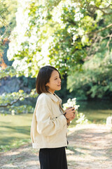 日本庭園を散策しながら写真を撮る女性