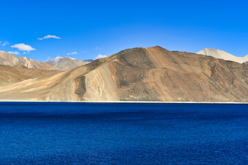 Fototapeta premium Pangong Tso or Pangong Lake is an endorheic lake spanning eastern Ladakh (India) and West Tibet situated at an elevation of 4,225 m.