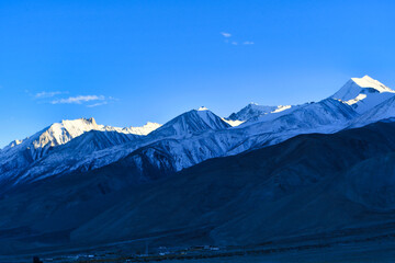 Fototapeta premium Pangong Tso or Pangong Lake is an endorheic lake spanning eastern Ladakh (India) and West Tibet situated at an elevation of 4,225 m.