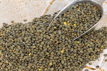 lentille verte cru sur une table