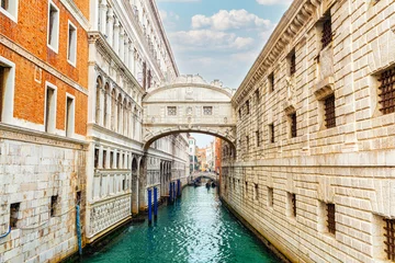 Photo sur Plexiglas Pont des Soupirs The Bridge of Sighs or Ponte dei Sospiri, is a bridge in Venice, and canal rio del Palazzo, Italy.
