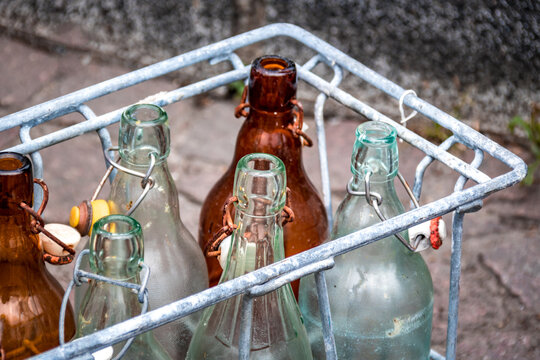 Anciennes bouteille en verre dans un panier en fer