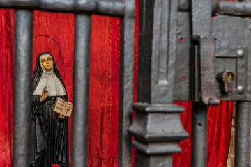 Modell einer betenden Nonne hinter Gittern, Barcelona