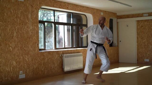 karateca realizando t&eacute;cnicas de karate