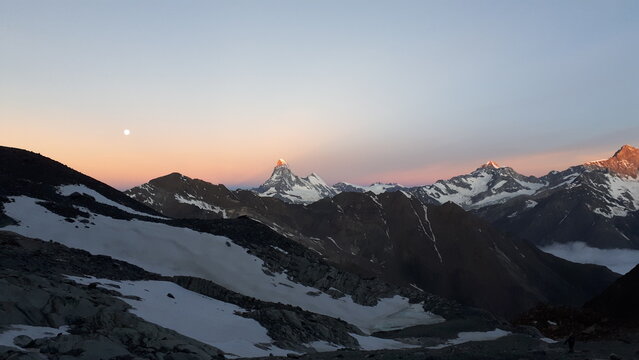 Matternhorn bei Sonnenaufgang mit Mond - unterhalb des Alphubeljoch (Juli 2020)