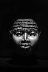 Vista lateral de una máscara antigua de cultura africana en blanco y negro