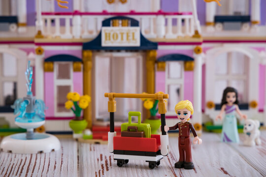Dortmund - Deutschland 7. November 2022 Lego Friends Figur vor einem Hotel