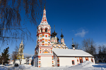colourful Orthodox church in the north of russia  - obrazy, fototapety, plakaty