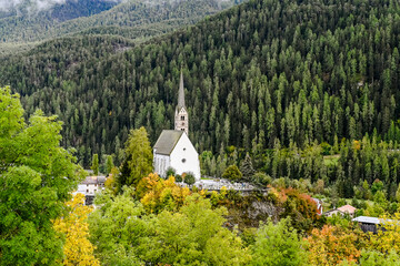 Scuol, Kirche, Engadiner Dorf, Unterengadin, Alpen, Gebirge, Wanderweg, Nationalpark, Graub&uuml;nden, Inn, Inntal, Fluss, Herbst, Herbstfarben, Herbstwanderung, Schweiz