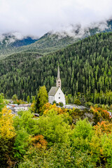 Scuol, Kirche, Engadiner Dorf, Unterengadin, Alpen, Gebirge, Wanderweg, Nationalpark, Graubünden, Inn, Inntal, Fluss, Herbst, Herbstfarben, Herbstwanderung, Schweiz