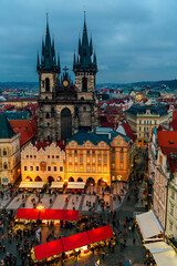 Obraz premium View of Tyn church and Christmas market on Old Town Square in Prague.