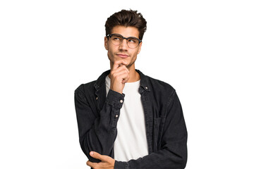 Young caucasian handsome man isolated looking sideways with doubtful and skeptical expression. - obrazy, fototapety, plakaty