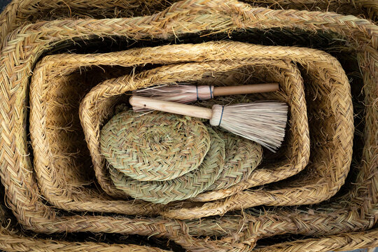 Cestos y escobas de mimbre