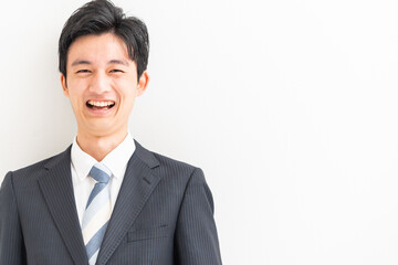 カメラ目線の若い日本人男性