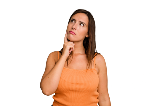 Young caucasian cute woman isolated contemplating, planning a strategy, thinking about the way of a business.