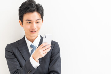 携帯を持つ日本人男性