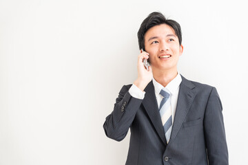 携帯で話す若い日本人男性