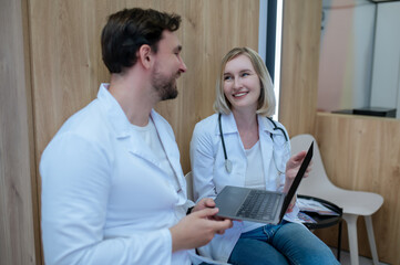 Obraz premium Doctors discussing an interesting case and looking involved