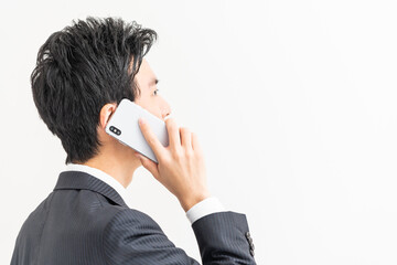 携帯で話す若い日本人男性
