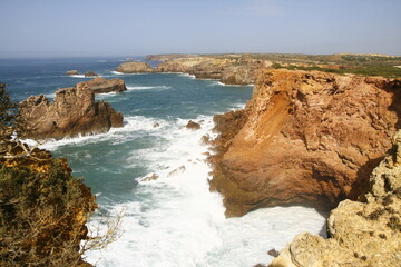La côte Vicentine au Portugal, dans la région de l'Algarve s'étend sur 110 km avec ses falaises déchiquetées