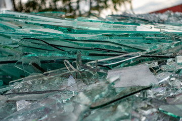 Bruchglas im Recycling Container