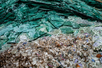 Bruchglas im Recycling Container