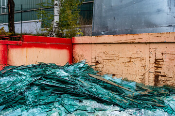 Bruchglas im Recycling Container