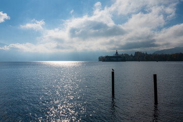 Traunsee in Oberösterreich im November mit Schloss Ort im Hintergrund 