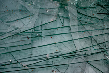 Bruchglas im Wertstoff Container