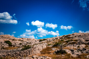 Paysage rocailleux sur l'ile de Pag en Croatie