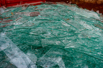 Bruchglas im Wertstoff Container