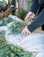 Kranz binden mit Eukalyptus, Distel, Mimose und Zypresse, Adventskranz selber machen, moderne Dekoration für Weihnachten
