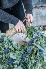 Kranz binden mit Eukalyptus, Distel, Mimose und Zypresse, Adventskranz selber machen, moderne...