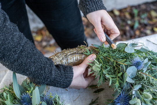 Kranz binden mit Eukalyptus, Distel, Mimose und Zypresse, Adventskranz selber machen, moderne Dekoration f&uuml;r Weihnachten
