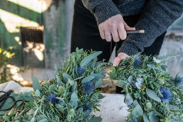 Kranz binden mit Eukalyptus, Distel, Mimose und Zypresse, Adventskranz selber machen, moderne...