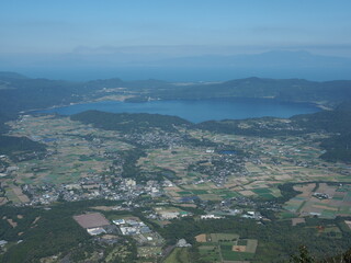 開聞岳山頂から池田湖と錦江湾・桜島の展望