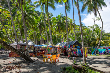 Kioscos de restauración y bebidas en Playa Ventanas en la costa de la provincia de Puntarenas en...