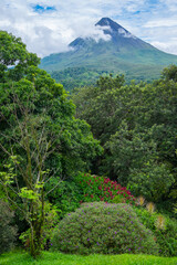 Bosques y volcán Arenal en la región de La Fortuna en Costa Rica
