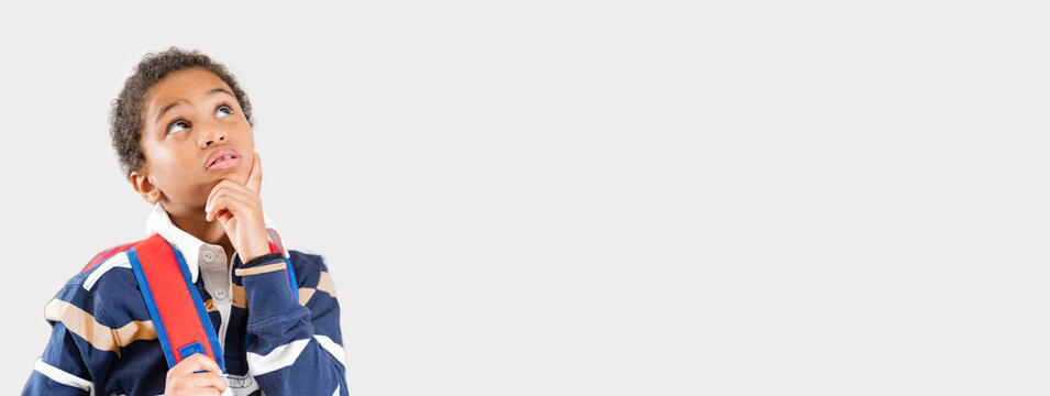 banner di un giovane studente di 6 anni che pensa ad un idea innovazione.